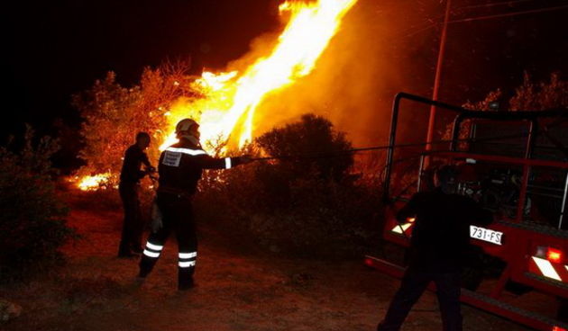 Vatrogasci gase pozar u Policima, Foto: Zdenko Knezevic