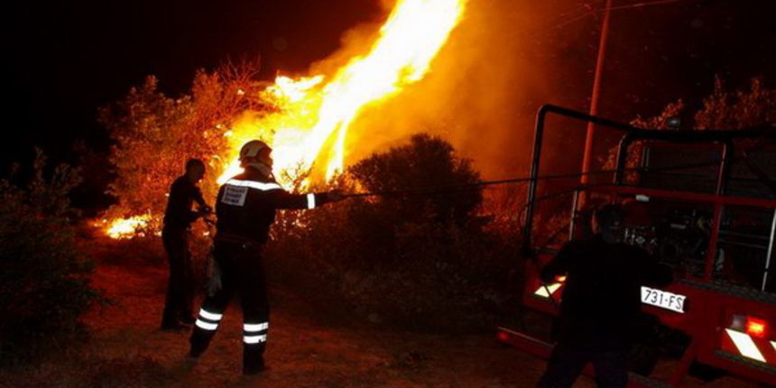 Vatrogasci gase pozar u Policima, Foto: Zdenko Knezevic Vatrogasci gase pozar u Policima, Foto: Zdenko Knezevic