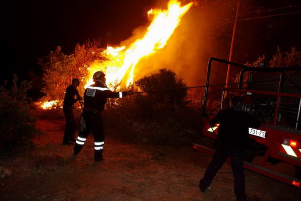 Vatrogasci gase pozar u Policima, Foto: Zdenko Knezevic
