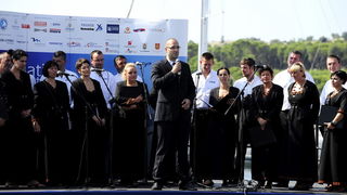 Sibenik ,160910.
Marina Mandalina
Treci Adriatic Boat Show otvoren i traje 4 dana u kojem ce posjetitelji imati priliku vidjeti preko 150 plovila i preko 175 standova sa ponudom svega vezanog more i brodove
na slici drzavni tajnik Daniel Mileta pozdravlja