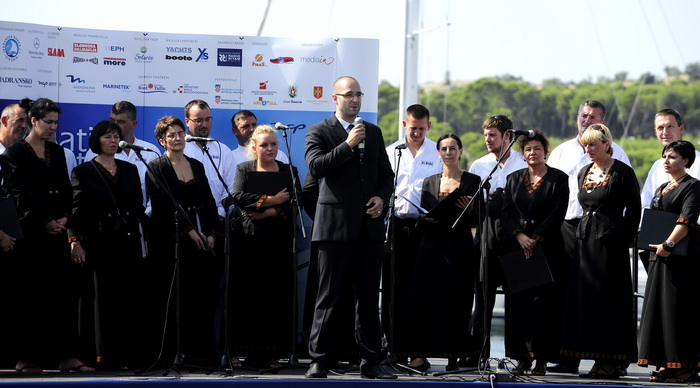 Sibenik ,160910.
Marina Mandalina
Treci Adriatic Boat Show otvoren i traje 4 dana u kojem ce posjetitelji imati priliku vidjeti preko 150 plovila i preko 175 standova sa ponudom svega vezanog more i brodove
na slici drzavni tajnik Daniel Mileta pozdravlja