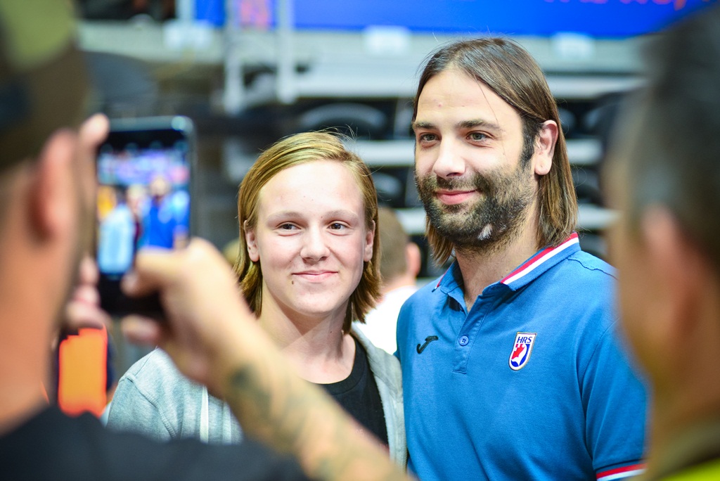 U doista sjajnoj atmosferi koju je stvorilo oko 5000 navijača iz cijele Hrvatske, naši su rukometni reprezentativci remizirali sa Švedskom i to s rezultatom 25-25. Bila je to ‘kaubojima’ pretposljednja pripremna utakmica uoči Olimpijskih igara