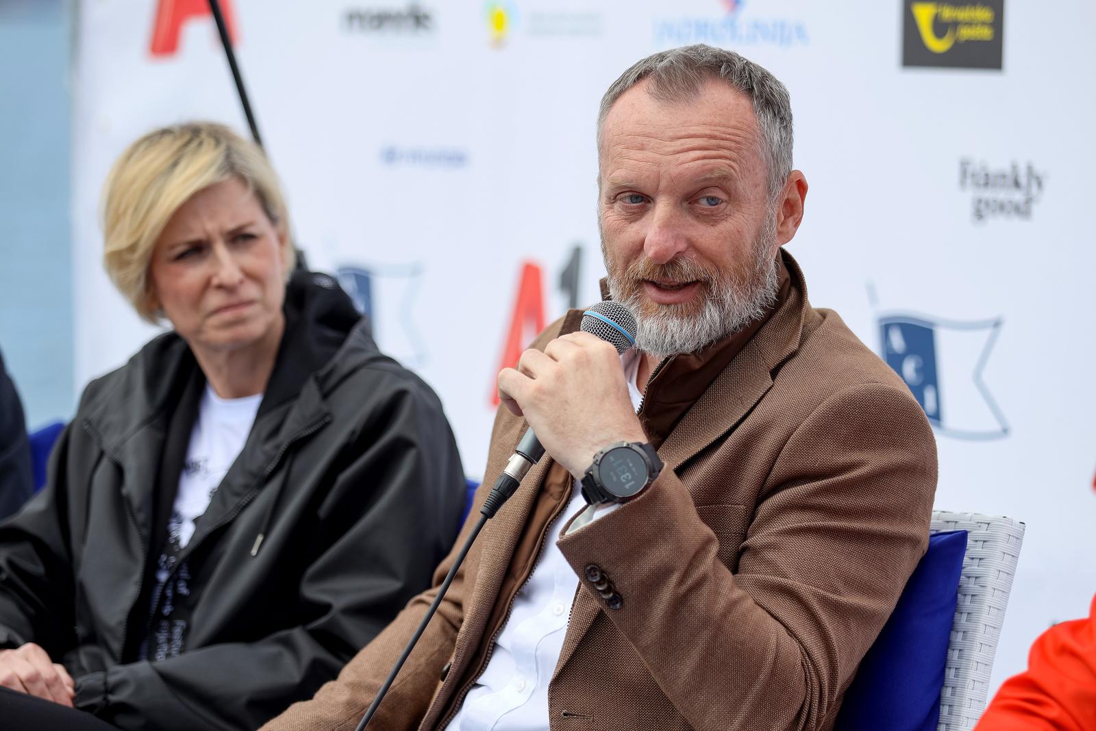 Ekološka manifestacija “Uz more, za more: zelena misija za održivu budućnost Hrvatske” održala se danas na plivarici Škoda koja je jutros u 11 sati isplovila iz zadarske luke Gaženica prema Ugljanu gdje će se provela akcija izvlačenja odbačenih ribarskih Ekološka manifestacija “Uz more, za more: zelena misija za održivu budućnost Hrvatske” održala se danas na plivarici Škoda koja je jutros u 11 sati isplovila iz zadarske luke Gaženica prema Ugljanu gdje će se provela akcija izvlačenja odbačenih ribarskih