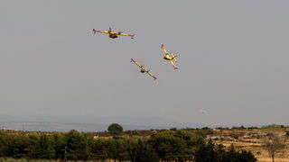 Zadar, Babindub, 230812.
Pozar u mjestu Babindub, kraj Zadra, u blizini aerodroma. Pozar je izbio medju kucama, na rubu borove sume kod vojnog aerodroma. Dio terena je miniran pa su u gasenju sudjelovali i kanaderi.
Foto: Jure Miskovic / CROPIX