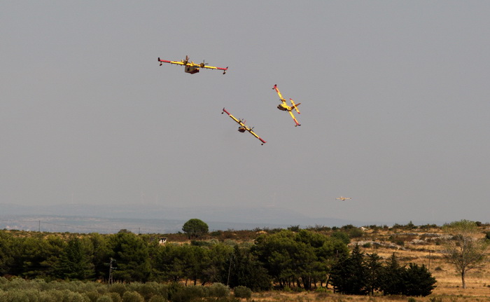 Zadar, Babindub, 230812.
Pozar u mjestu Babindub, kraj Zadra, u blizini aerodroma. Pozar je izbio medju kucama, na rubu borove sume kod vojnog aerodroma. Dio terena je miniran pa su u gasenju sudjelovali i kanaderi.
Foto: Jure Miskovic / CROPIX
