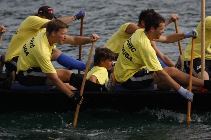 Metkovic, 140810
13. Maraton Ladja na Neretvi od Metkovica do Ploca.
Na slici skijas Natko Zrncic Dim (sjedi u sredini ladje) s ekipom Saric Struga
Foto: Ivo Ravlic / CROPIX