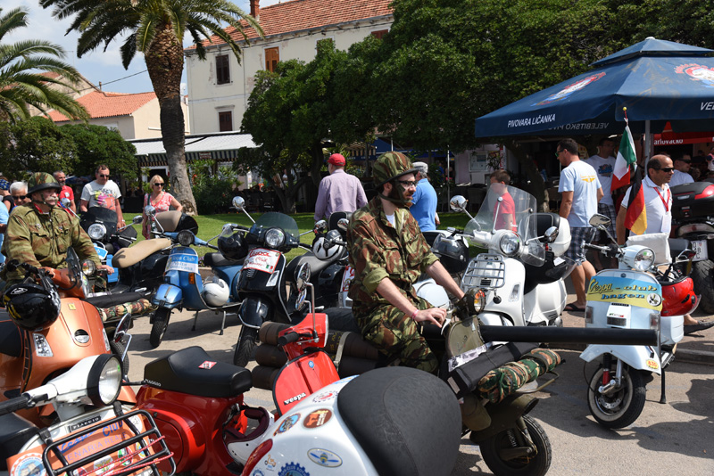 Spektakularni defile vespaša, foto: Vinko Pešić Spektakularni defile vespaša, foto: Vinko Pešić