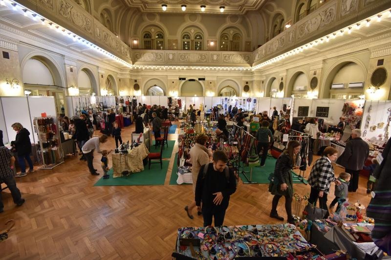 U Domu branitelja poceo 14. HAND MADE FEST – Festival rucnih izrada, mastovitosti i dizajna. I ove se godine u svih 5 dvorana Doma branitelja, 200-ak izlagaca, od kojih i 20% muskaraca, tri dana promice i promovira jedinstvene vrijednosti rucnih izrada, p U Domu branitelja poceo 14. HAND MADE FEST – Festival rucnih izrada, mastovitosti i dizajna. I ove se godine u svih 5 dvorana Doma branitelja, 200-ak izlagaca, od kojih i 20% muskaraca, tri dana promice i promovira jedinstvene vrijednosti rucnih izrada, p