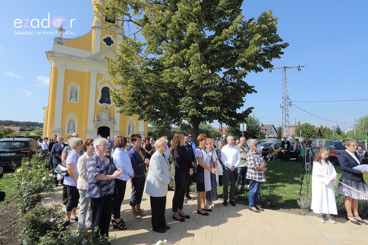 Bibinjci gradišćanskim Hrvatima darovali 1.82 metara visok kip sv. Roka Bibinjci gradišćanskim Hrvatima darovali 1.82 metara visok kip sv. Roka