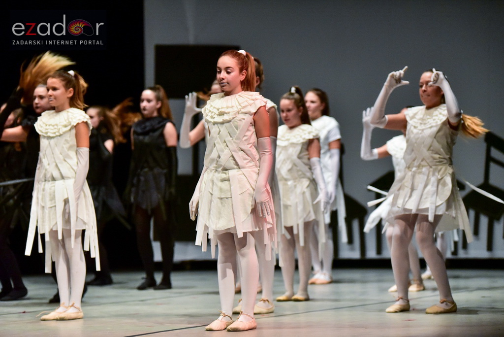 Predstava “Odgojoj” Plesne udruge Gesta u HNK Zadar