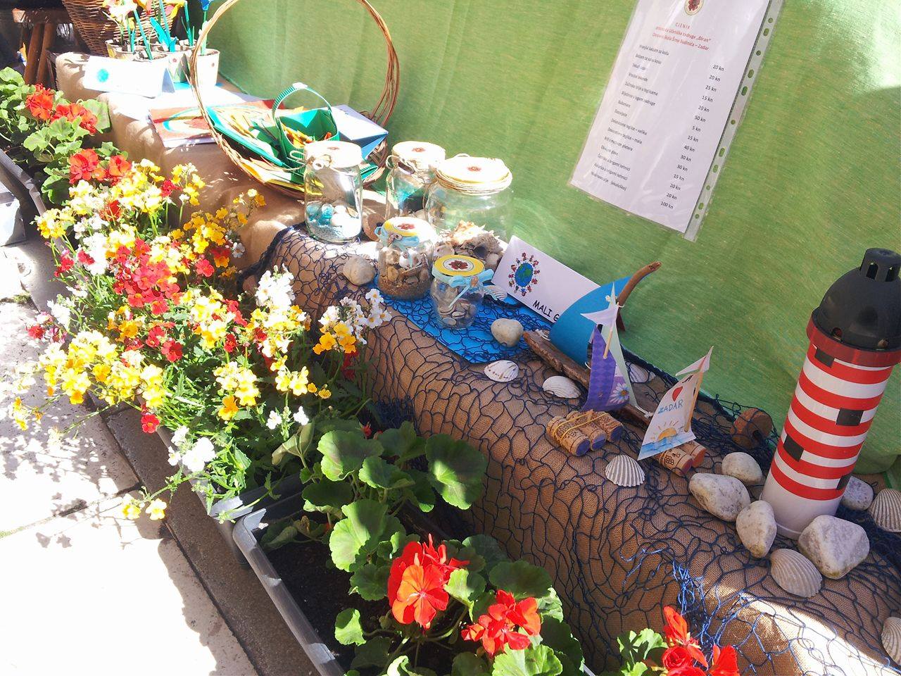 smotra učeničkih zadruga na Narodnom trgu; kreativnost na djelu; suveniri