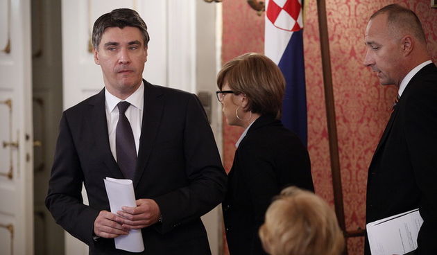 Zagreb, 130912.
Redovna sjednica Vlade RH na cijem dnevnom redu je, uz ostalo, izvjestaj o izvrsenju Drzavnog proracuna za prvo polugodiste 2012.
Na fotografiji: predsjednik Vlade Zoran Milanovic i ministar graditeljstva Ivan Vrdoljak.
Foto: Dragan Matic