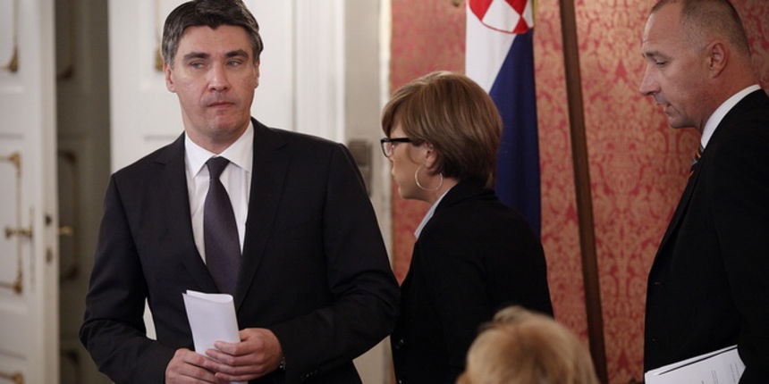 Zagreb, 130912.
Redovna sjednica Vlade RH na cijem dnevnom redu je, uz ostalo, izvjestaj o izvrsenju Drzavnog proracuna za prvo polugodiste 2012.
Na fotografiji: predsjednik Vlade Zoran Milanovic i ministar graditeljstva Ivan Vrdoljak.
Foto: Dragan Matic