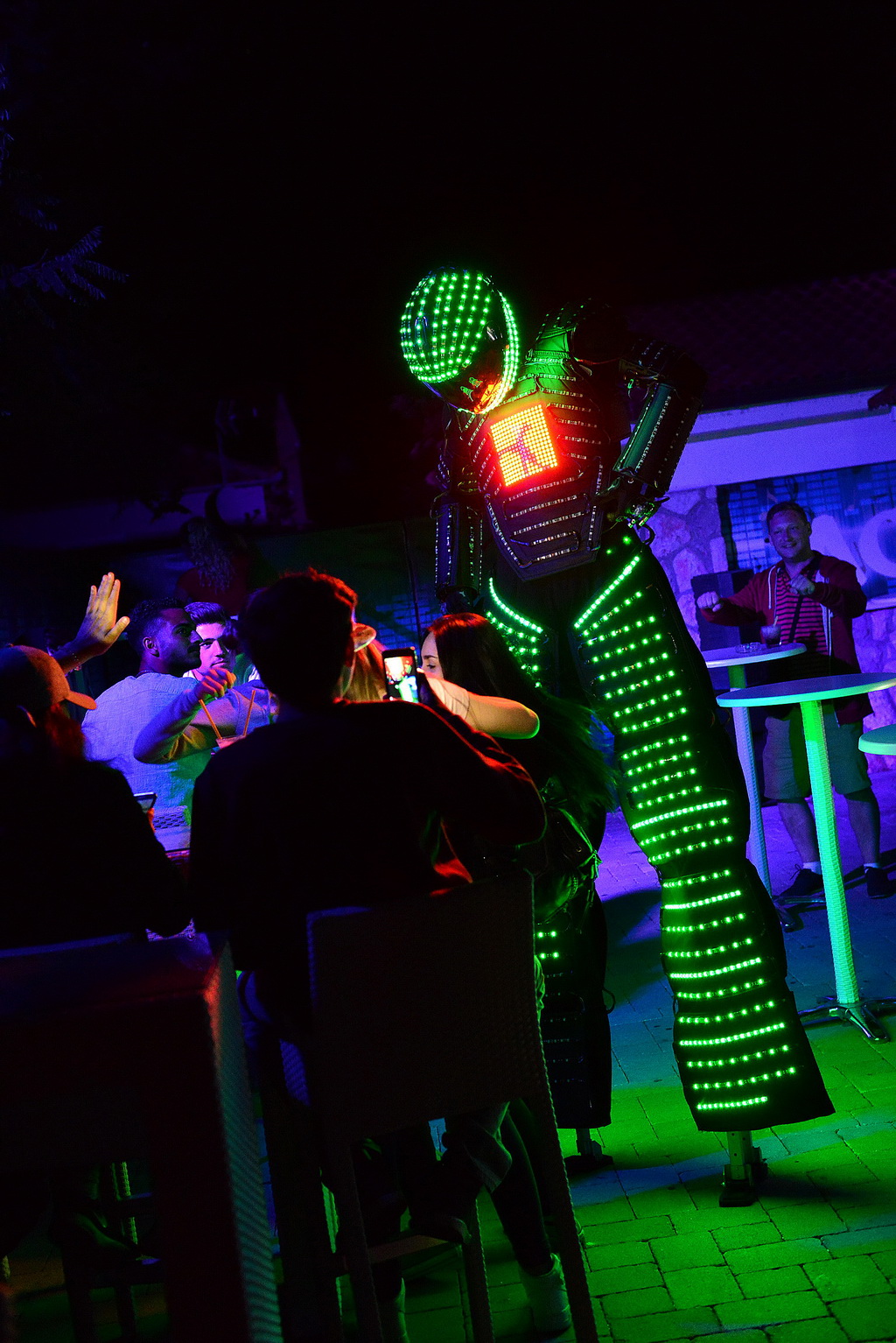 Nostromo & Vagabundo Vir: DJ Djuka i Led robot Nostromo & Vagabundo Vir: DJ Djuka i Led robot