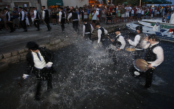 Sali, Dugi otok, 100809.
“Svako misto svoju festu ima…”, no ne traje svaka festa tri dana kao ona u mjestu Sali na Dugom otoku. Saljske uzance, kako mjestani nazivaju svoju festu, odrzava se ove godine po pedeseti put, kao i svake godine dosad, vikend p Sali, Dugi otok, 100809.
“Svako misto svoju festu ima…”, no ne traje svaka festa tri dana kao ona u mjestu Sali na Dugom otoku. Saljske uzance, kako mjestani nazivaju svoju festu, odrzava se ove godine po pedeseti put, kao i svake godine dosad, vikend p