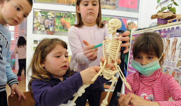 Zadar, 160310.
Djecji vrtic Grigor Vitez u Zadru jedan je od najsuvremenijih u Dalmaciji. Posjeduje najoriginalnije igracke poput kostura, raznih ljudskih organa i doktorskog pribora koje su ujedno i najomiljenije djecije igracke.
Foto : Andrija Lucic / C