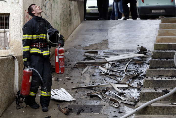 Zadar, 010311.
Jutros je izbio pozar u stanu u ulici Put Murata na Vostarnici. Za vrijeme nastanka pozara u stanu su bile dvije osobe koje su izasle neozlijedjene. Vatrogasci su na terenu, a ocevid je u tijeku.
Foto: Jure Miskovic / CROPIX