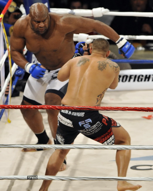 Split, 270310.
Veceras se u Spaladium Areni odrzava spektakl “Obracun u ringu 10” povodom 15-te obljetnice boksackog kluba Pit Bull. Borci ce nastupiti u 17 atraktivnih K1 i MMA ( ultimate fight) borbama.
Na fotografiji: Bob Sapp i Sascha Weinpolter.
Foto