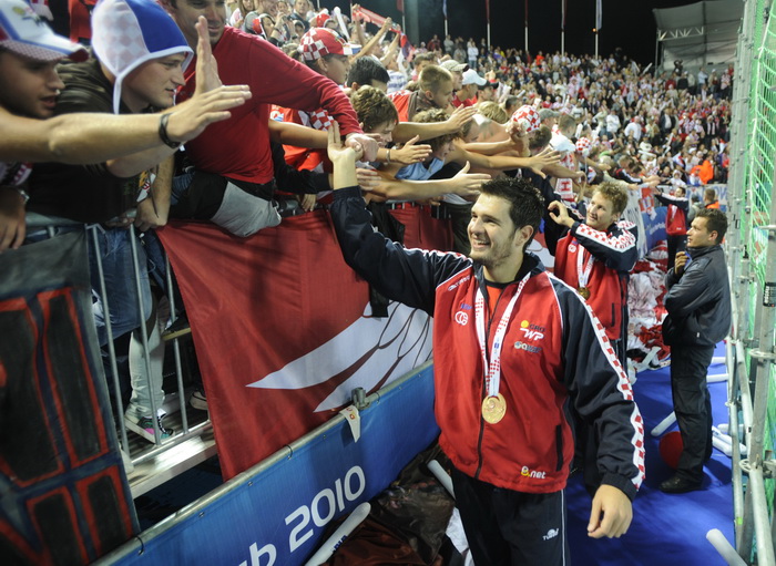 Zagreb, 110910.
Bazen Mladosti na Savi.
29. Europsko prvenstvo u vaterpolu.
Finalna utakmica za pobjednika Europskog prvenstva u vaterpolu  Hrvatska – Italija.
Na slici: proglasenje novog europskog prvaka. 
Foto: Drago Sopta / CROPIX