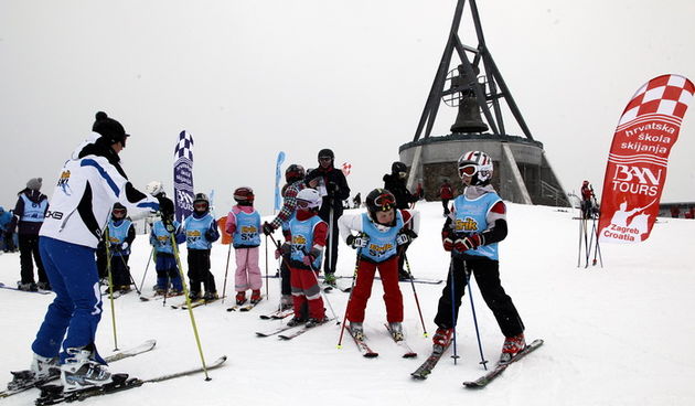 Kronplatz, 080112. SKIJANJE Unatoc krizi, i ove je godine zbog povoljnog rasporeda skolskih ferija na snijeg otislo mnogo Hrvata. Vrh Kronplatza se “napunio” mnogim skijasima a iz Hrvatske je stiglo oko pedeset ucitelja skijanja. Skijaliste Kronplatz je n