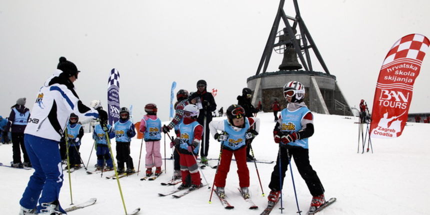 Kronplatz, 080112. SKIJANJE Unatoc krizi, i ove je godine zbog povoljnog rasporeda skolskih ferija na snijeg otislo mnogo Hrvata. Vrh Kronplatza se “napunio” mnogim skijasima a iz Hrvatske je stiglo oko pedeset ucitelja skijanja. Skijaliste Kronplatz je n