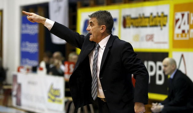 Zagreb, 130210.
Dvorana Trnsko.
Kosarkaska utakmica NLB lige.
Zagreb CO i Siroki Brijeg.
Trener Zagreba Denis Bajramovic.
Foto: Goran Mehkek  / CROPIX