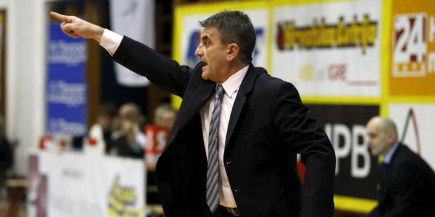 Zagreb, 130210.
Dvorana Trnsko.
Kosarkaska utakmica NLB lige.
Zagreb CO i Siroki Brijeg.
Trener Zagreba Denis Bajramovic.
Foto: Goran Mehkek / CROPIX Zagreb, 130210.
Dvorana Trnsko.
Kosarkaska utakmica NLB lige.
Zagreb CO i Siroki Brijeg.
Trener Zagreba Denis Bajramovic.
Foto: Goran Mehkek / CROPIX