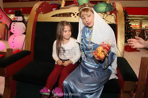 Sv. Luce razveselila mališane u Supernova centru, Foto: Iva Perinčić Sv. Luce razveselila mališane u Supernova centru, Foto: Iva Perinčić