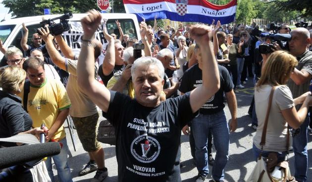 02.09.2013., Vukovar – Prosvjednici nezadovoljni jutros postavljenim tablama s dvojezicnim natpisima prosvjedovali su ispred Ureda drzavne uprave i ispred zgrade policije. Probili su policijske ‘”zive zidove” te poskidali sve postavljene table. Photo: G