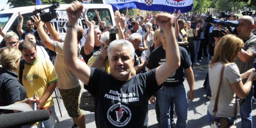 02.09.2013., Vukovar – Prosvjednici nezadovoljni jutros postavljenim tablama s dvojezicnim natpisima prosvjedovali su ispred Ureda drzavne uprave i ispred zgrade policije. Probili su policijske ‘”zive zidove” te poskidali sve postavljene table. Photo: G