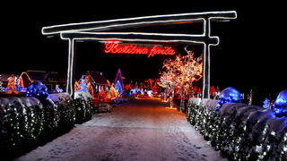 Cazma, 161209.
Grabovnica pokraj Cazme – Bozicna prica obitelji Salaj.
Zlatko Salaj ukrasio je i ove godine cijelo imanje s oko 1 milijun lampica. 
Za posjetitelje ce imanje biti otvoreno od subote 19.12. – 06. sijecnja od 17 h -21h.
Foto: Goran Mehkek /