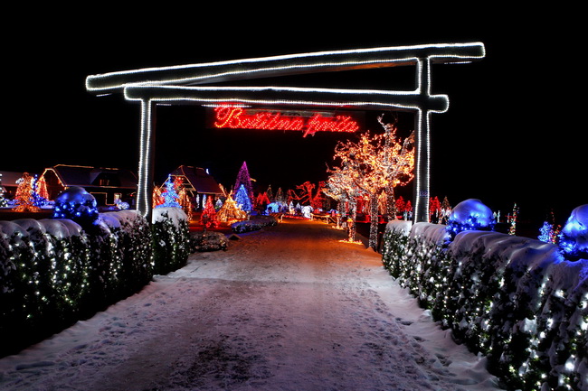 Cazma, 161209.
Grabovnica pokraj Cazme – Bozicna prica obitelji Salaj.
Zlatko Salaj ukrasio je i ove godine cijelo imanje s oko 1 milijun lampica. 
Za posjetitelje ce imanje biti otvoreno od subote 19.12. – 06. sijecnja od 17 h -21h.
Foto: Goran Mehkek /