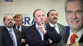 Zagreb, 040110.
Nakon jucerasnjeg istupa Ive Sanadera u javnosti i najavi povratka u politiku zbog nezadovoljstva vodjenjem HDZ-a, Jadranka Kosor odrzala je danas sastanak sa predsjednistvom HDZ-a, na kojem je sa vecinom glasova za odluceno da se Sanadera