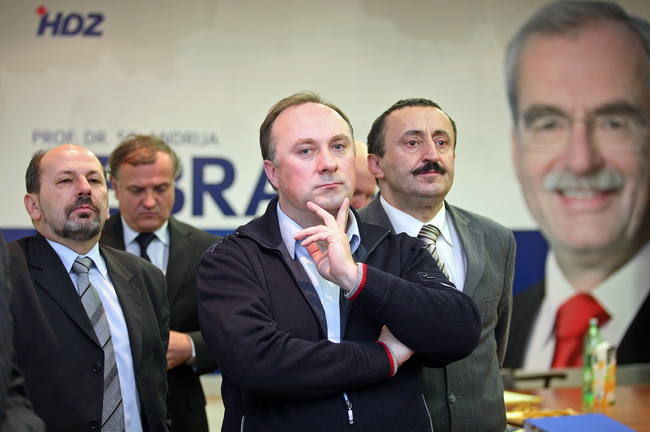 Zagreb, 040110.
Nakon jucerasnjeg istupa Ive Sanadera u javnosti i najavi povratka u politiku zbog nezadovoljstva vodjenjem HDZ-a, Jadranka Kosor odrzala je danas sastanak sa predsjednistvom HDZ-a, na kojem je sa vecinom glasova za odluceno da se Sanadera