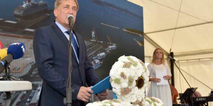 Predsjednica Kolinda Grabar Kitarović otvorila radove na zgradi putničkog terminala u Gaženici. Photo: Dino Stanin/PIXSELL Predsjednica Kolinda Grabar Kitarović otvorila radove na zgradi putničkog terminala u Gaženici. Photo: Dino Stanin/PIXSELL