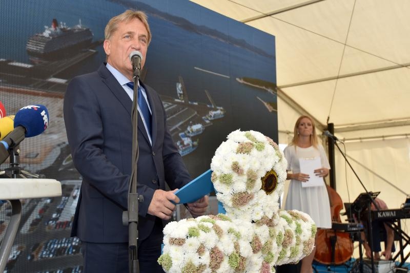 Predsjednica Kolinda Grabar Kitarović otvorila radove na zgradi putničkog terminala u Gaženici. Photo: Dino Stanin/PIXSELL Predsjednica Kolinda Grabar Kitarović otvorila radove na zgradi putničkog terminala u Gaženici. Photo: Dino Stanin/PIXSELL