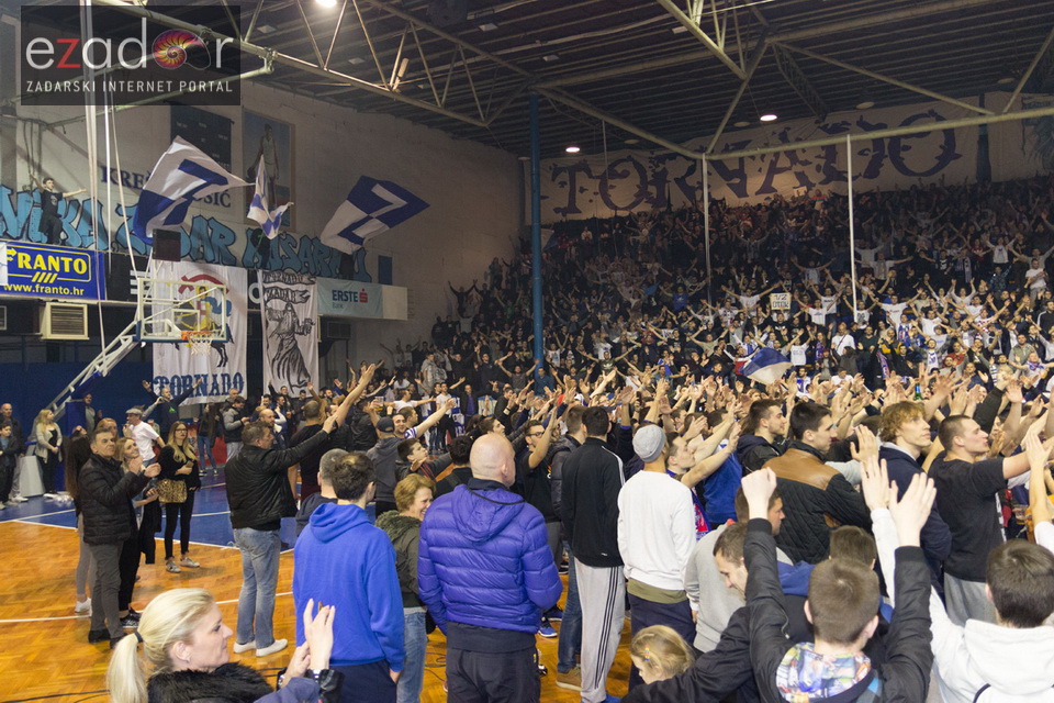 Humanitarno gledanje utakmice Zadar-Cibona (85-84) u Jazinama Humanitarno gledanje utakmice Zadar-Cibona (85-84) u Jazinama