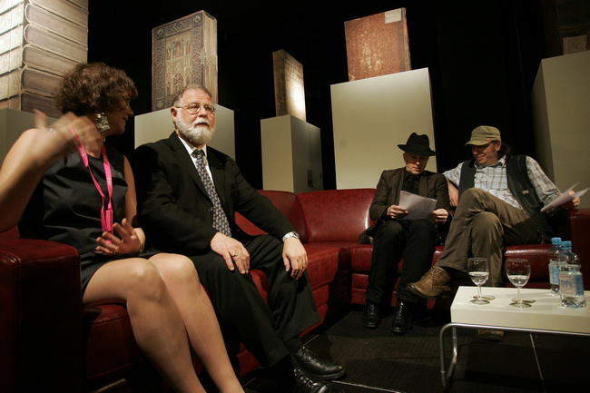 Pula,041209.
Recesijski, ali veselo i uz pjesmu otvoren je u petak jubilarni 15. Sa(n)jam knjige u Istri, koji ce do 13. prosinca okupiti vise od 200 autora i 300 nakladnika.Sajam je prigodnim rijecima otvorio veliki argentinsko-kanadski knjizevnik Albert Pula,041209.
Recesijski, ali veselo i uz pjesmu otvoren je u petak jubilarni 15. Sa(n)jam knjige u Istri, koji ce do 13. prosinca okupiti vise od 200 autora i 300 nakladnika.Sajam je prigodnim rijecima otvorio veliki argentinsko-kanadski knjizevnik Albert