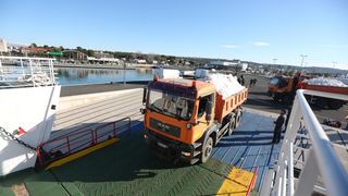 Kamioni puni snijega iz Like stigli u Veli Iž za skijašku utrku “Iška kraljica” Kamioni puni snijega iz Like stigli u Veli Iž za skijašku utrku “Iška kraljica”