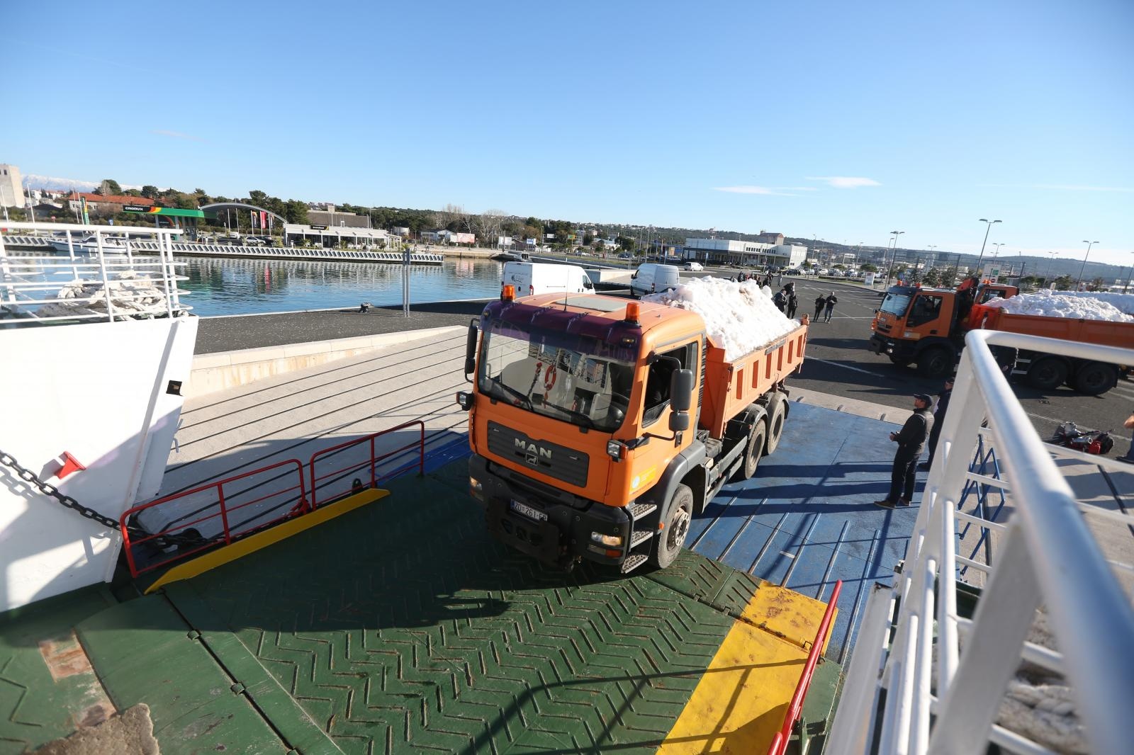 Kamioni puni snijega iz Like stigli u Veli Iž za skijašku utrku “Iška kraljica” Kamioni puni snijega iz Like stigli u Veli Iž za skijašku utrku “Iška kraljica”