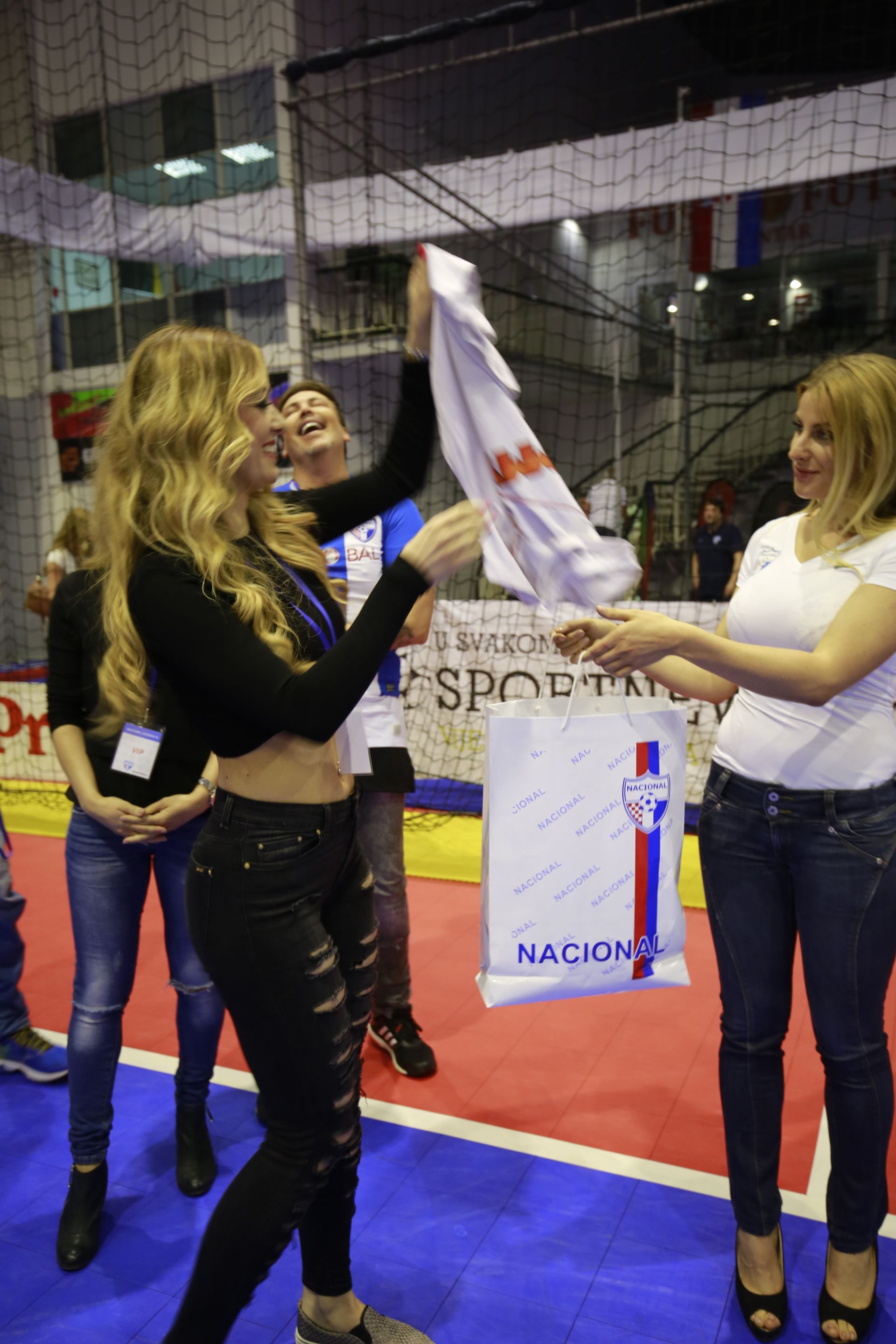 Poznate osobe iz društvenog života okušale u izvođenju penala Poznate osobe iz društvenog života okušale u izvođenju penala