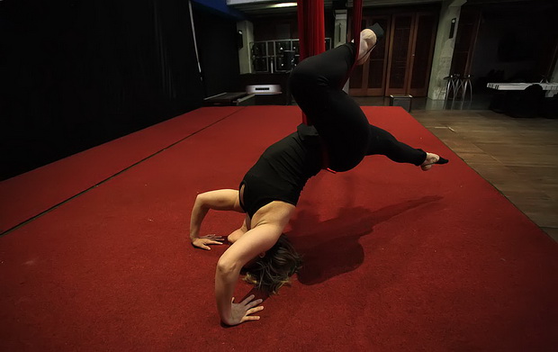 Arsenal: Xiomara Circo Art – ples na svili, Foto: Roberto Lerga Arsenal: Xiomara Circo Art – ples na svili, Foto: Roberto Lerga