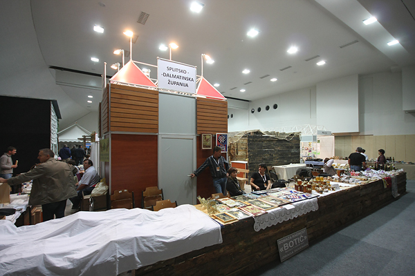 Otvoren 8. sajam “Eko etno Hrvatska” (foto:Saša Čuka) Otvoren 8. sajam “Eko etno Hrvatska” (foto:Saša Čuka)