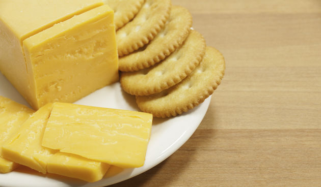 Kombinacija sira i krekera odlična je jer spaja mliječne proizvode i ugljikohidrate za ultimativni noćni obrok. Sir ima kalija, što dovodi do melatonina, a krekeri daju triptofan