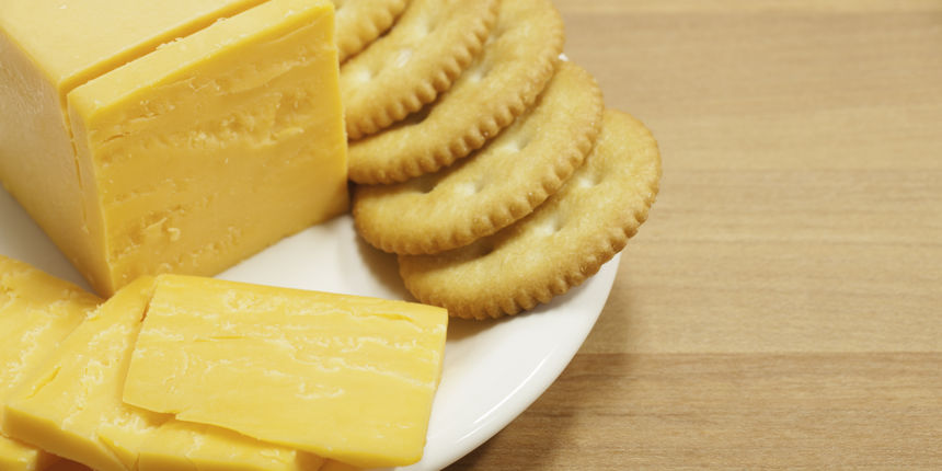 Kombinacija sira i krekera odlična je jer spaja mliječne proizvode i ugljikohidrate za ultimativni noćni obrok. Sir ima kalija, što dovodi do melatonina, a krekeri daju triptofan Kombinacija sira i krekera odlična je jer spaja mliječne proizvode i ugljikohidrate za ultimativni noćni obrok. Sir ima kalija, što dovodi do melatonina, a krekeri daju triptofan