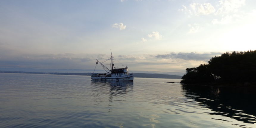 Mišnjak: Nasukana ribarica “Glamoč”