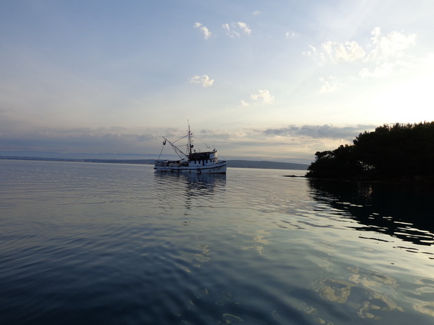 Mišnjak: Nasukana ribarica “Glamoč”