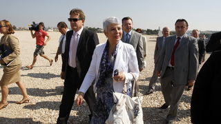 Zadar 170710
Predsjednica Vlade RH Jadranka Kosor danas je u posjetu Zadarskoj zupaniji. Premijerka je obisla gradiliste nove trajektne luke Gazenica. 
Foto: Jure Miskovic / CROPIX