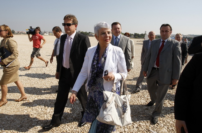 Zadar 170710
Predsjednica Vlade RH Jadranka Kosor danas je u posjetu Zadarskoj zupaniji. Premijerka je obisla gradiliste nove trajektne luke Gazenica. 
Foto: Jure Miskovic / CROPIX