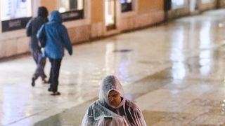 Kiša je potopila ulice grada. Jesen je stigla u svom svojem sjaju